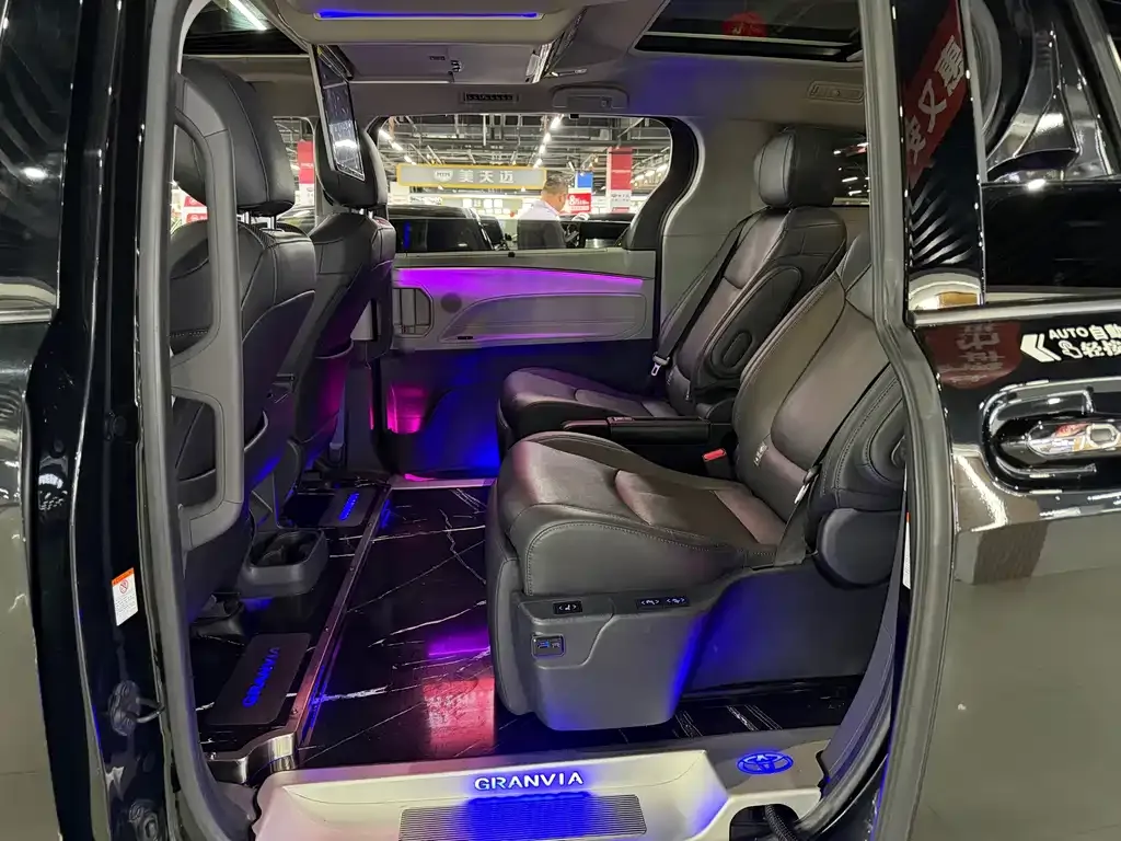 Toyota Granvia — фото 4