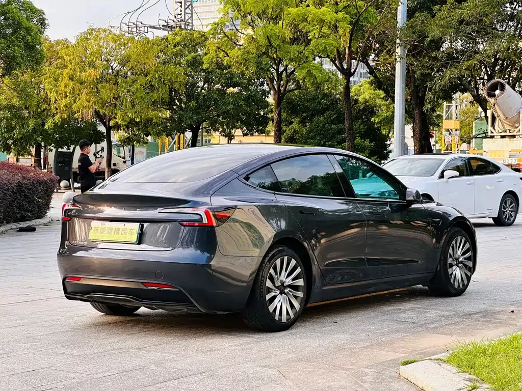 Tesla Model 3 — фото 7