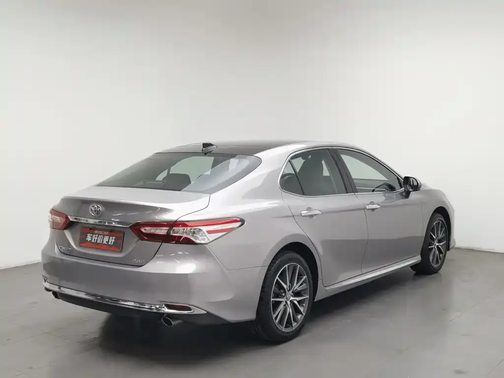 Toyota Camry — фото 5