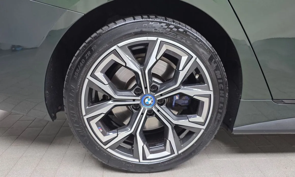 BMW i4 — фото 3