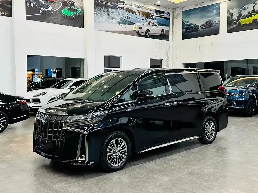 Toyota Alphard — фото 1
