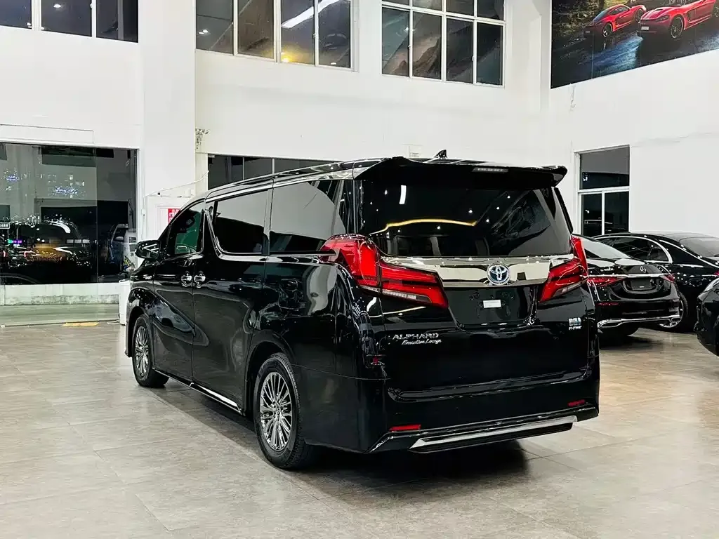 Toyota Alphard — фото 7