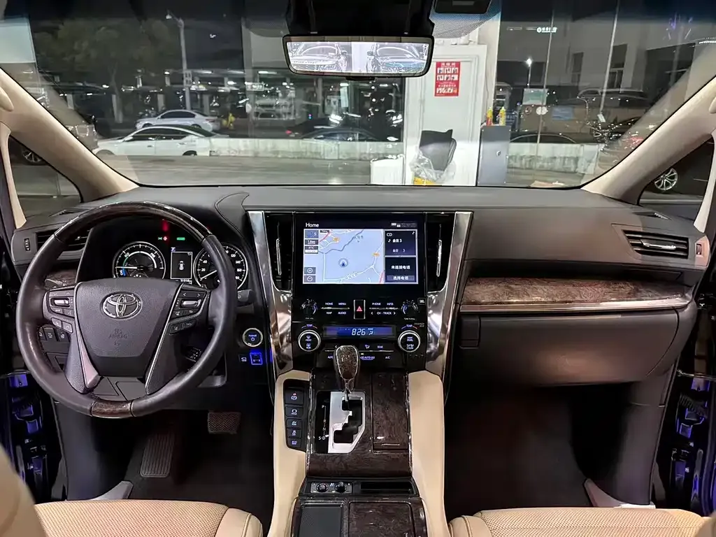 Toyota Alphard — фото 4