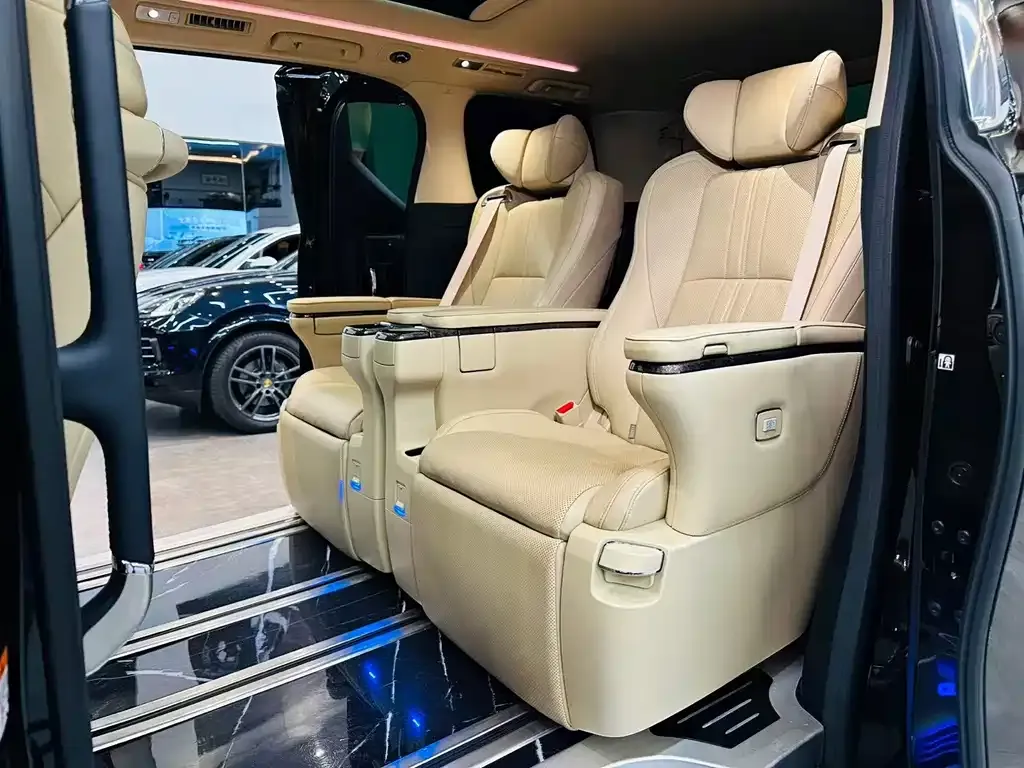 Toyota Alphard — фото 5
