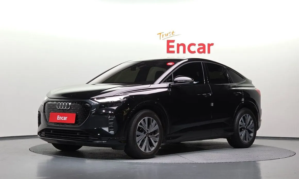 Audi Q4 e-tron — фото 1