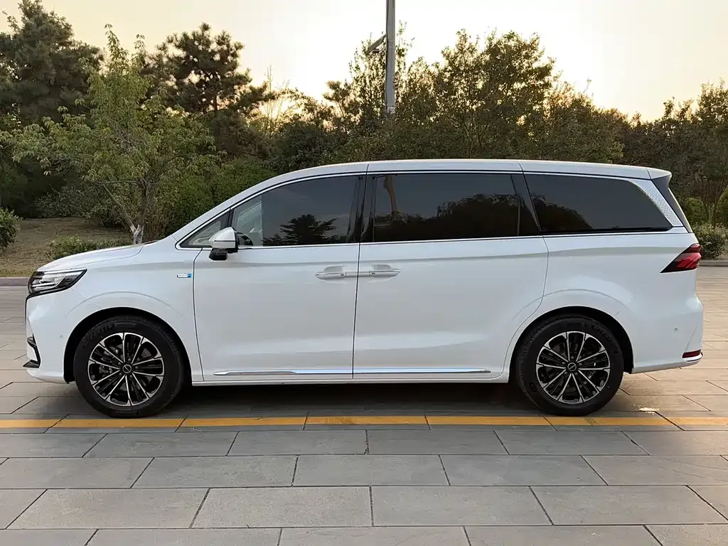 Roewe iMAX8 — фото 9