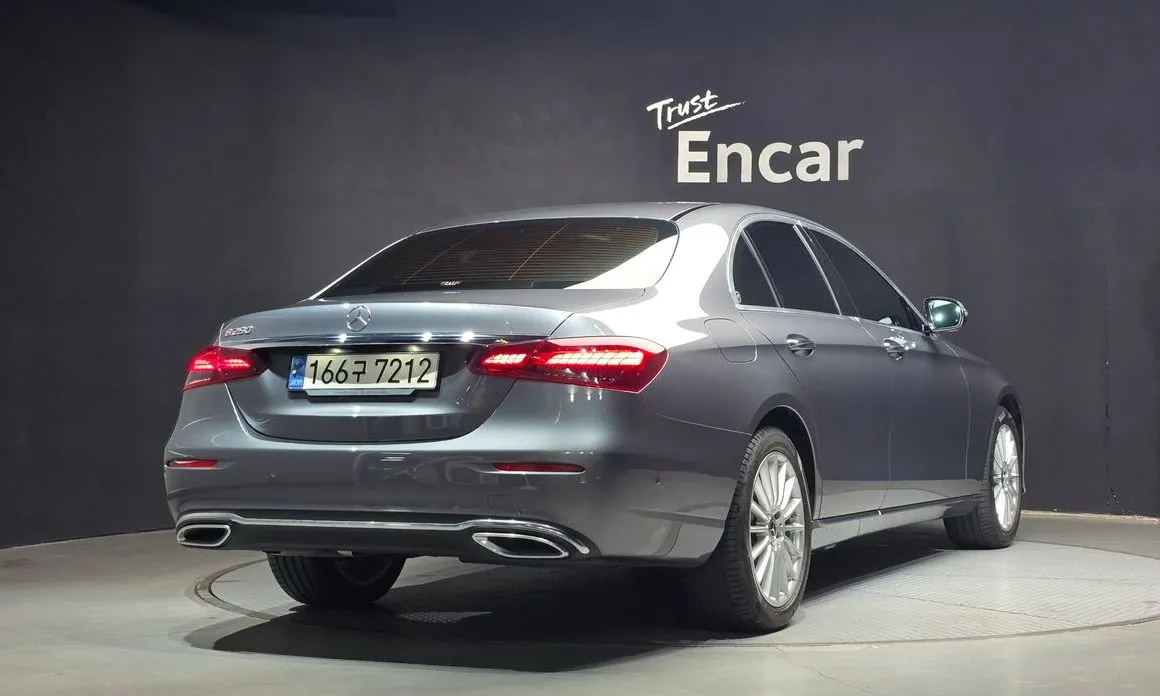 Mercedes-Benz E-Class — фото 3