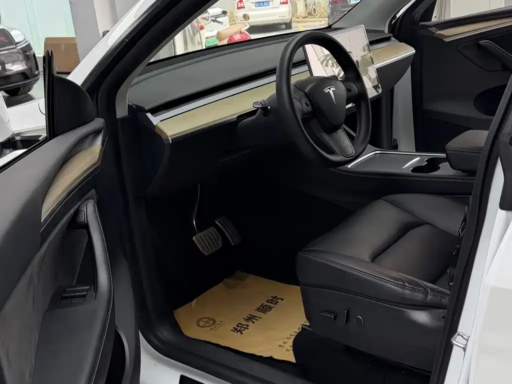 Tesla Model Y — фото 7
