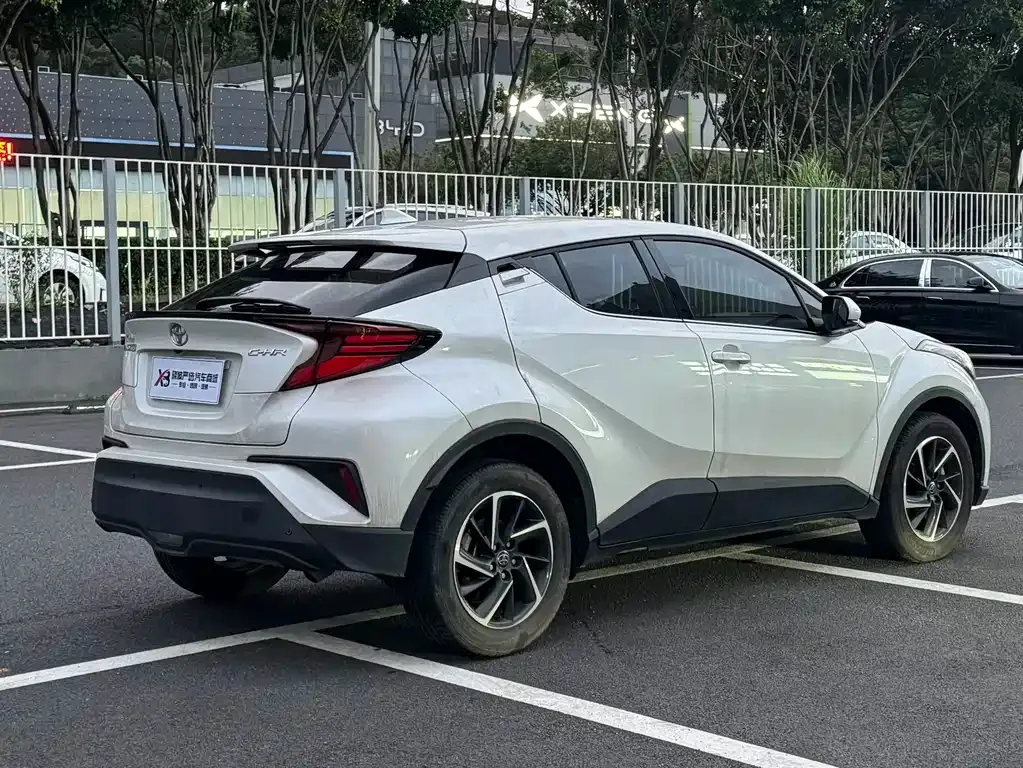 Toyota C-HR — фото 10