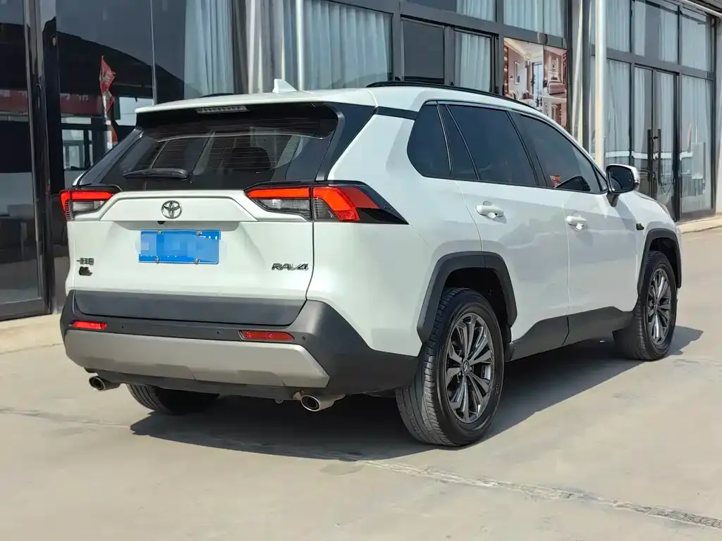 Toyota RAV4 — фото 7