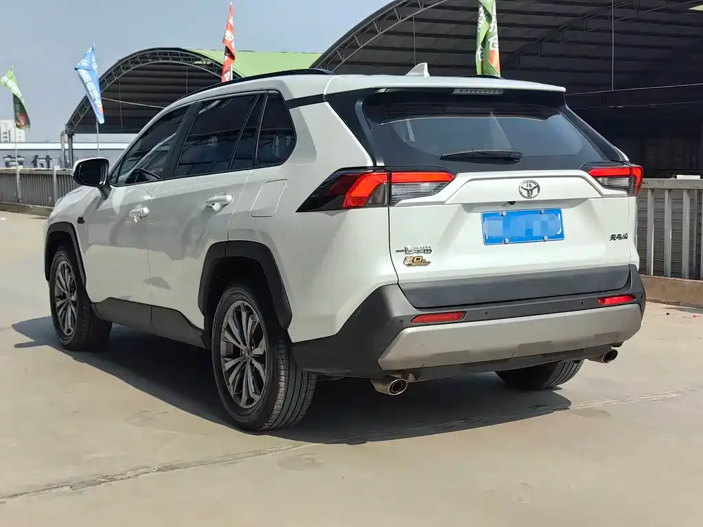 Toyota RAV4 — фото 8