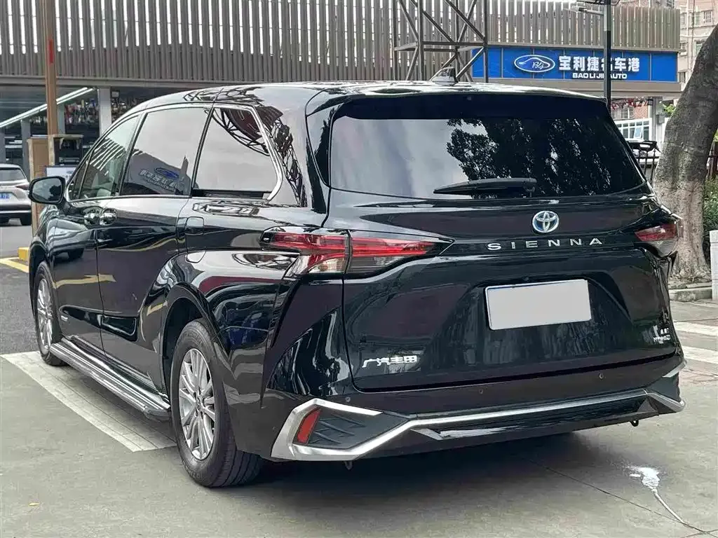 Toyota Sienna — фото 4