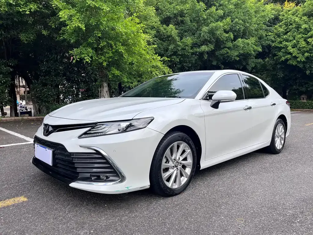 Toyota Camry — фото 1