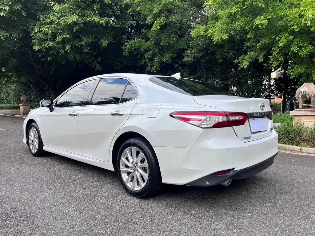 Toyota Camry — фото 10
