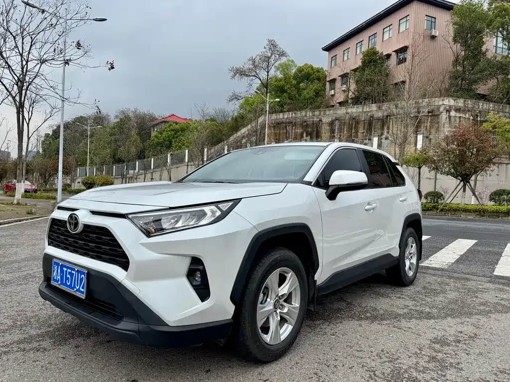 Toyota RAV4 — фото 1