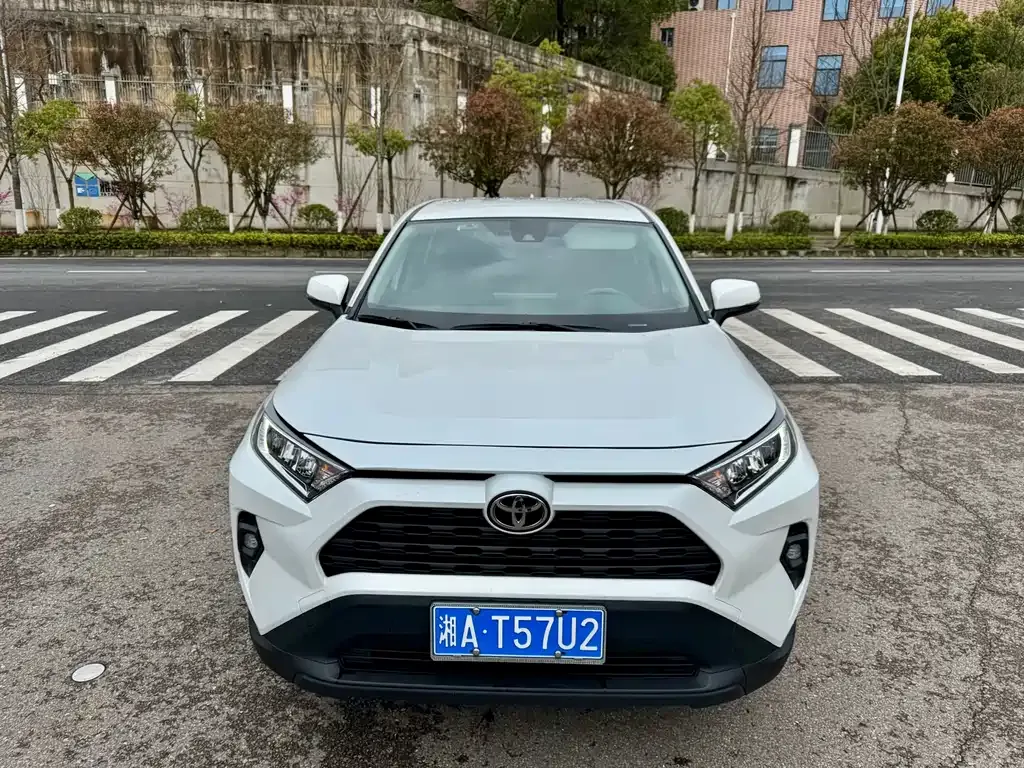 Toyota RAV4 — фото 9