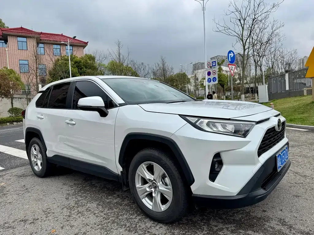 Toyota RAV4 — фото 8