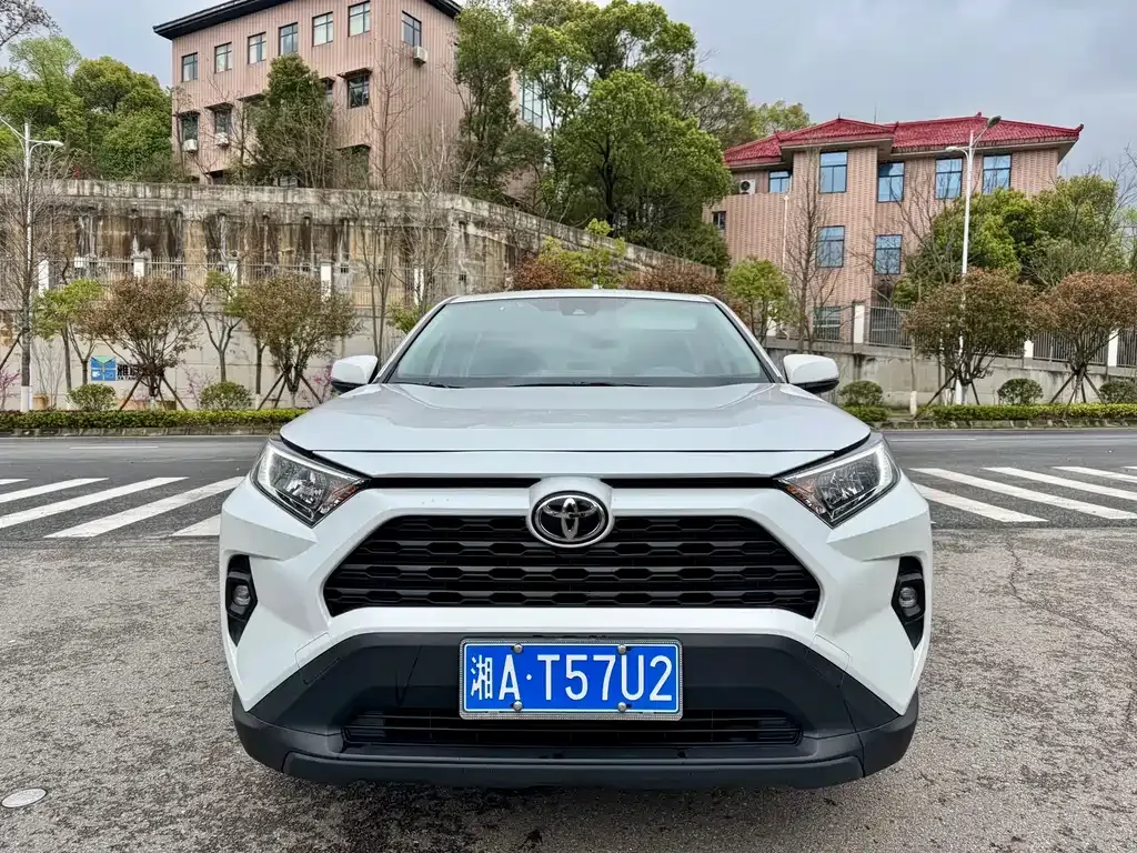 Toyota RAV4 — фото 10