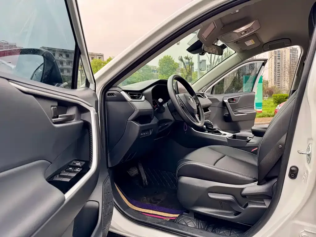 Toyota RAV4 — фото 2