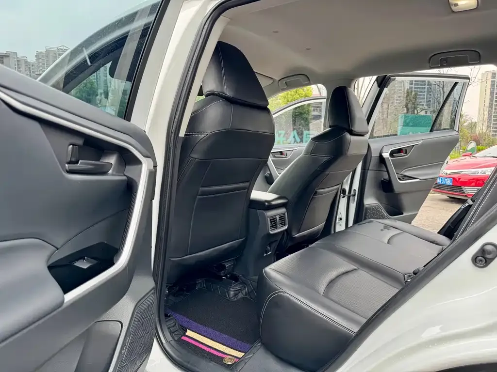 Toyota RAV4 — фото 5