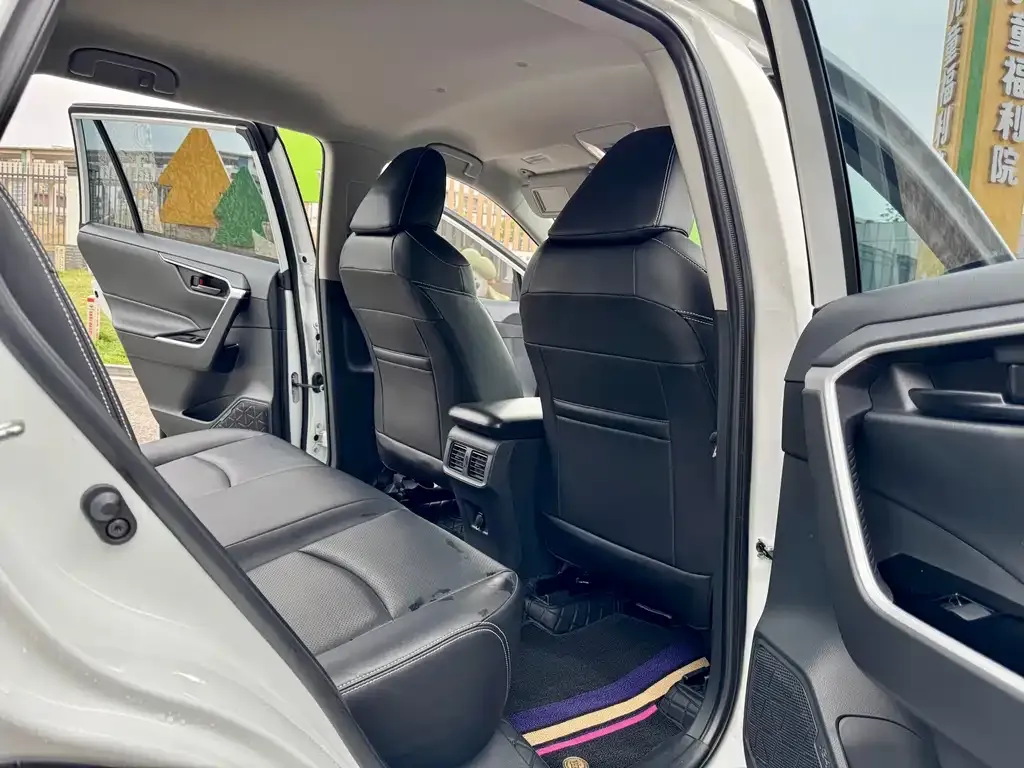 Toyota RAV4 — фото 7