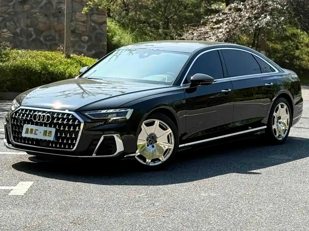 Audi A8 — фото 1