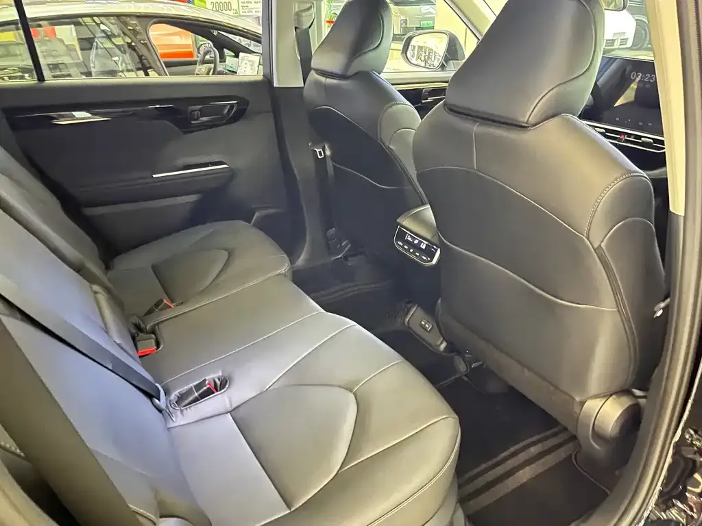 Toyota Highlander — фото 10