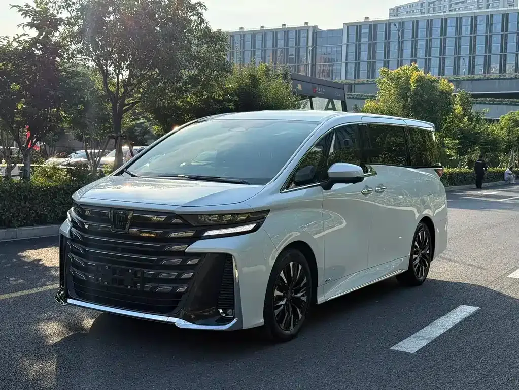Toyota Vellfire — фото 1