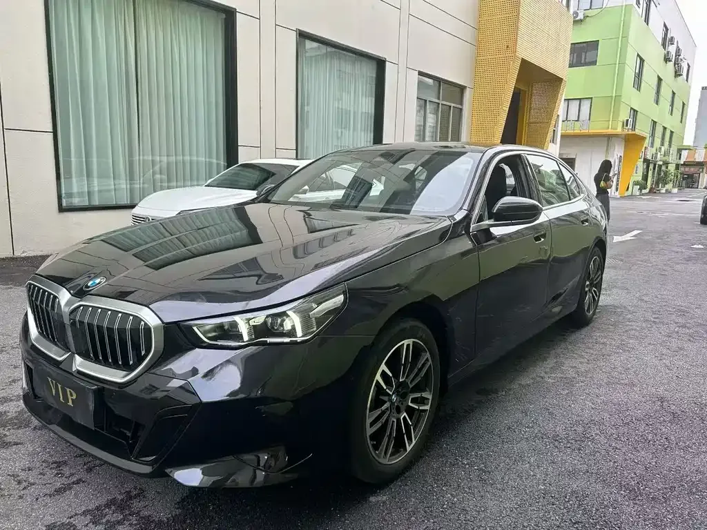 BMW 5 Series — фото 1