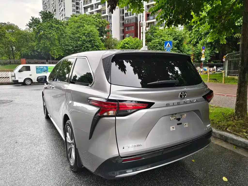 Toyota Sienna — фото 5