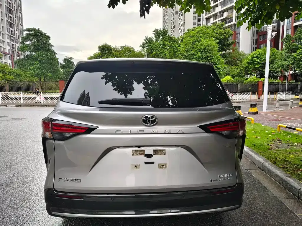 Toyota Sienna — фото 2