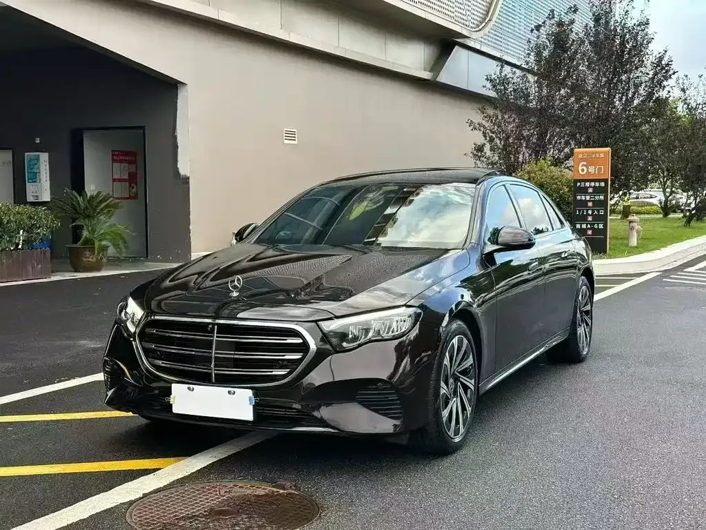 Mercedes-Benz E-Class — фото 1