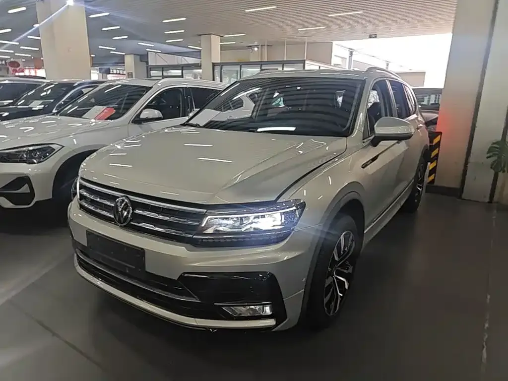 Volkswagen Tiguan L — фото 1