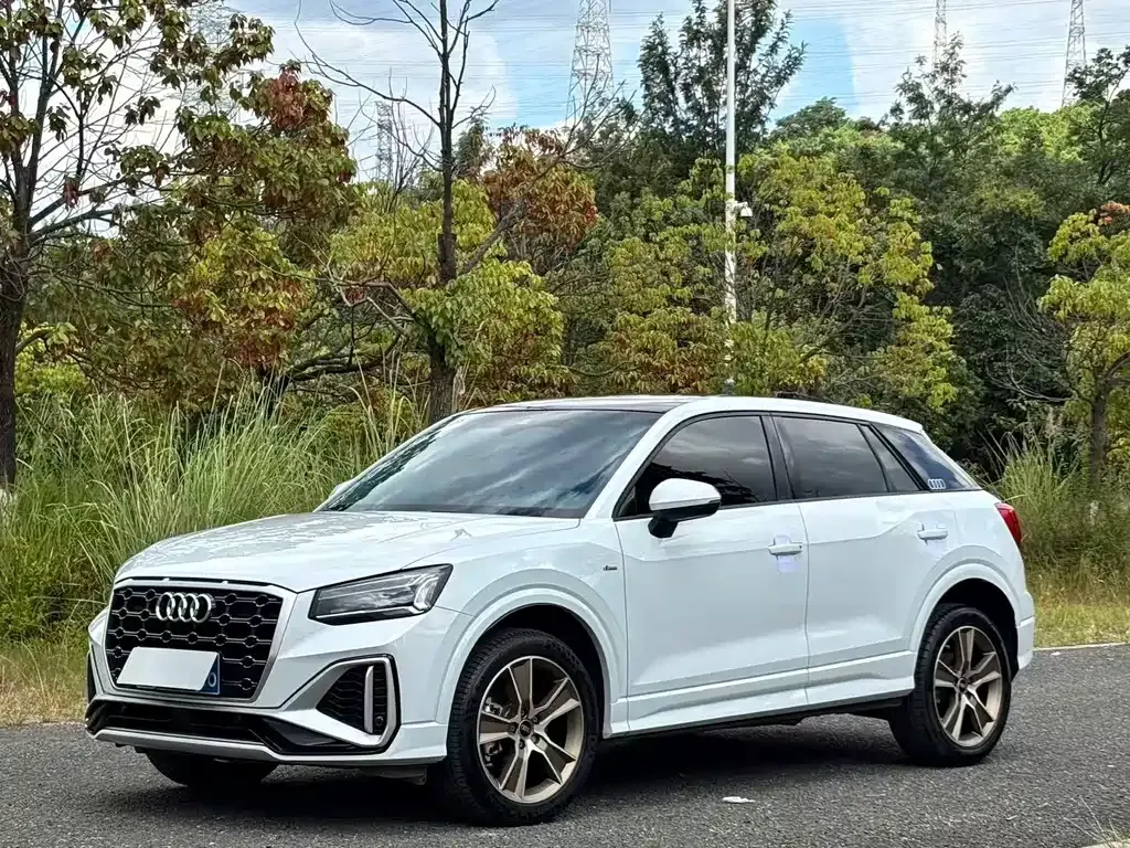 Audi Q2L — фото 1