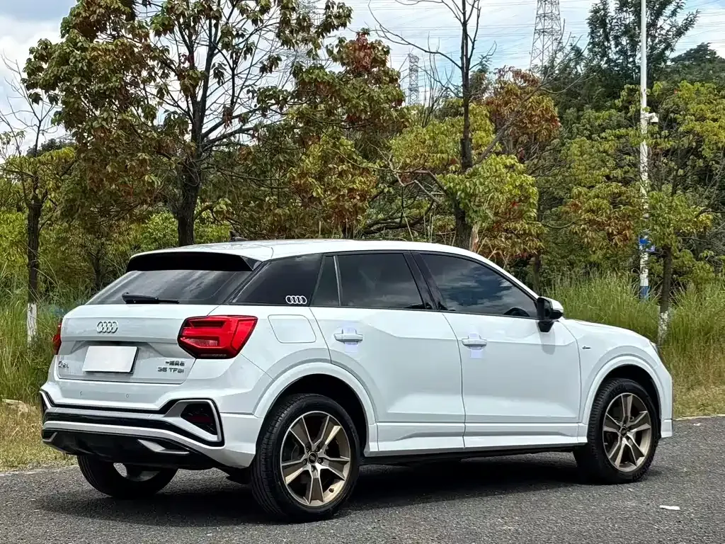 Audi Q2L — фото 8