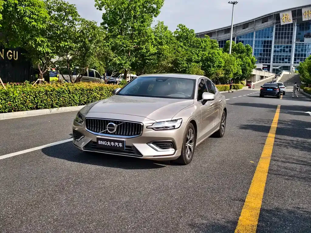 Volvo S60 — фото 1