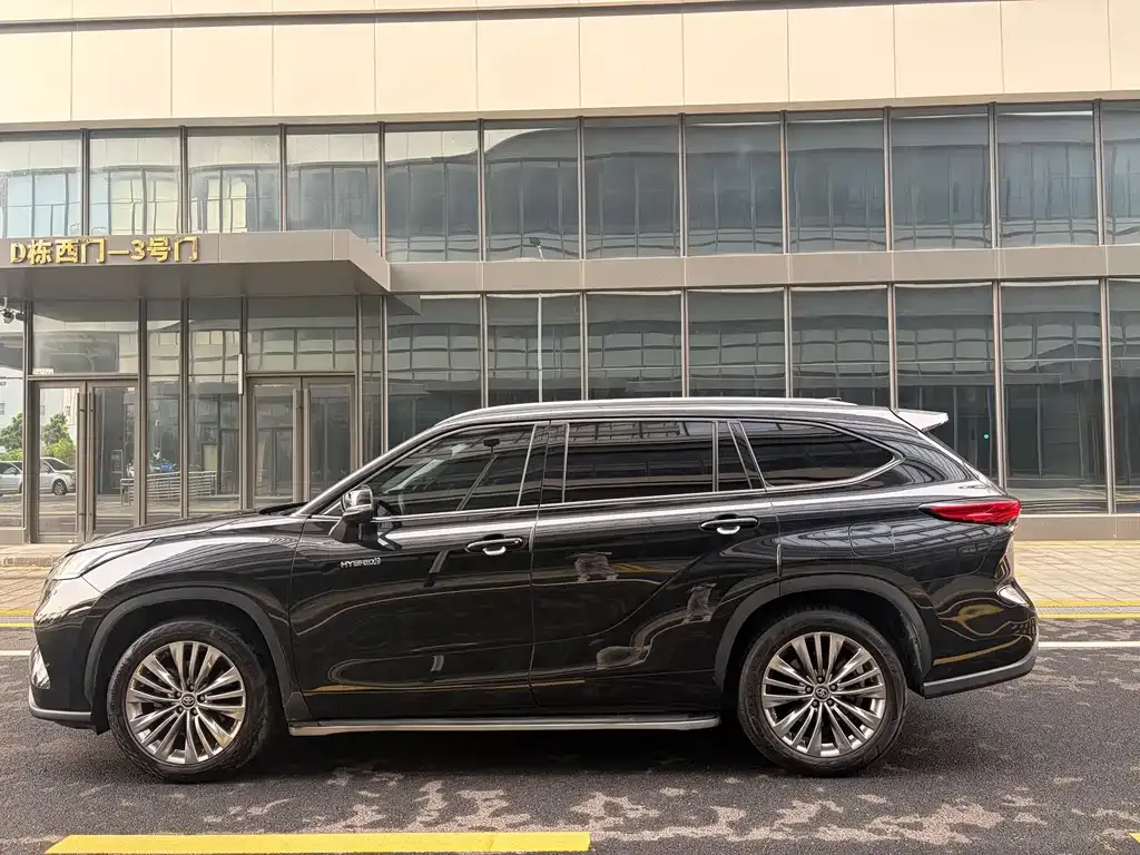 Toyota Highlander — фото 10