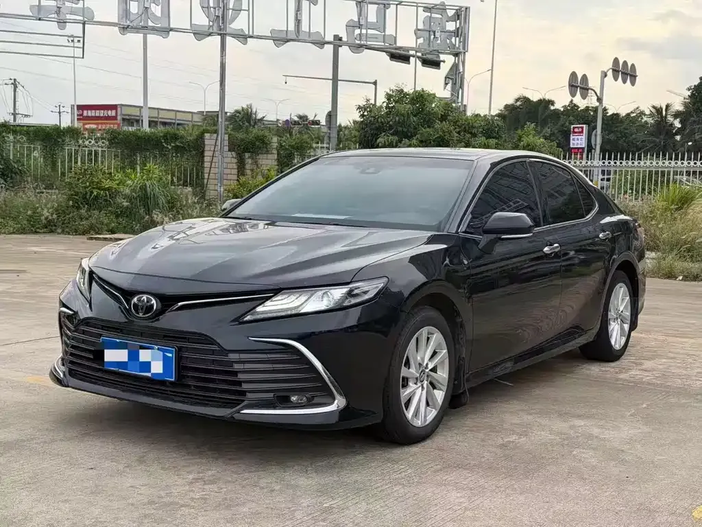 Toyota Camry — фото 1