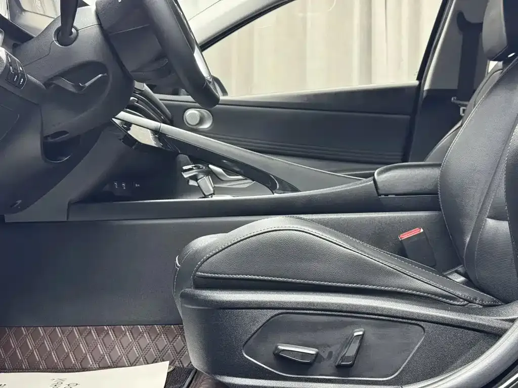Hyundai Elantra — фото 7