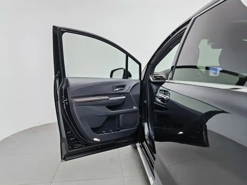 Toyota Granvia — фото 5