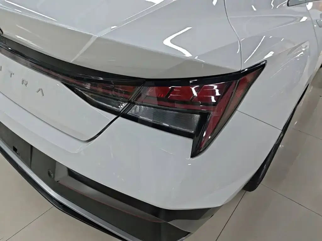 Hyundai Elantra — фото 7