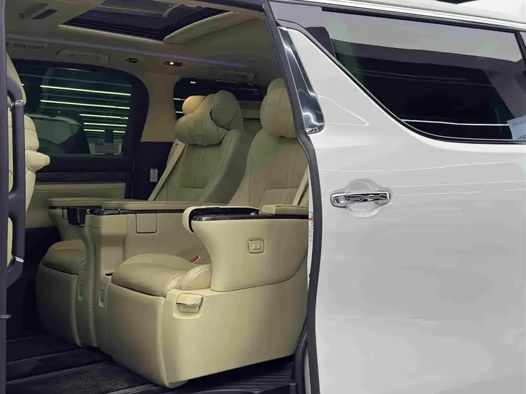 Toyota Vellfire — фото 2