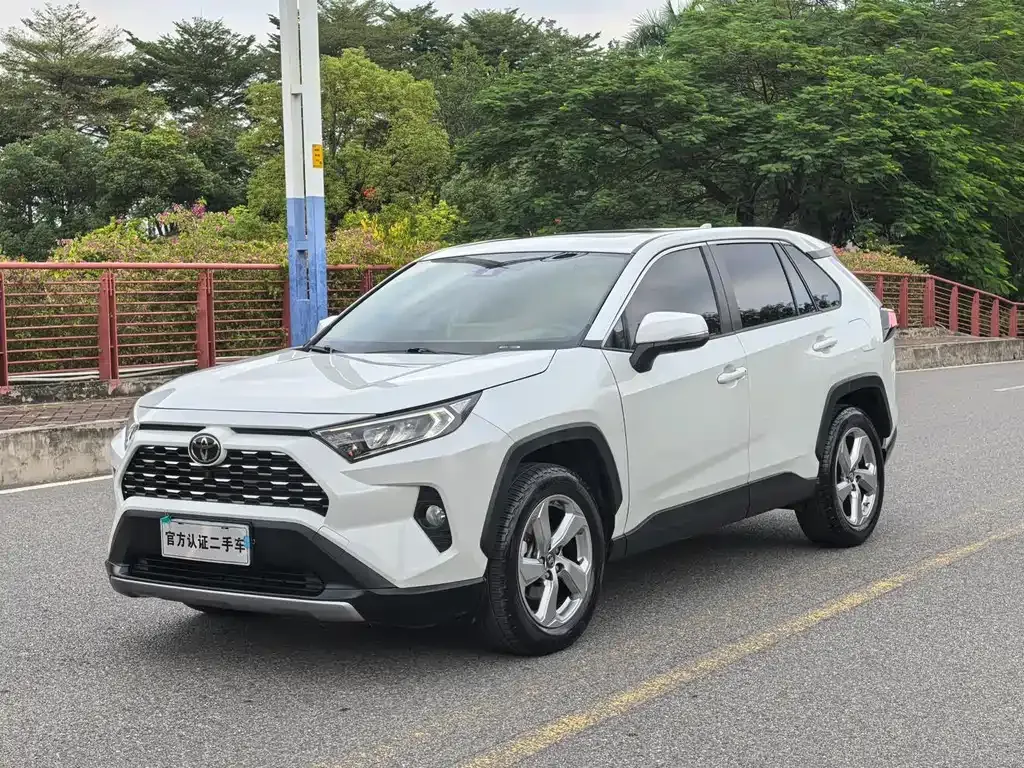 Toyota RAV4 — фото 1