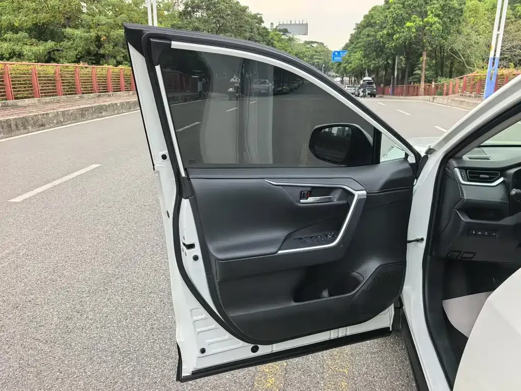 Toyota RAV4 — фото 8