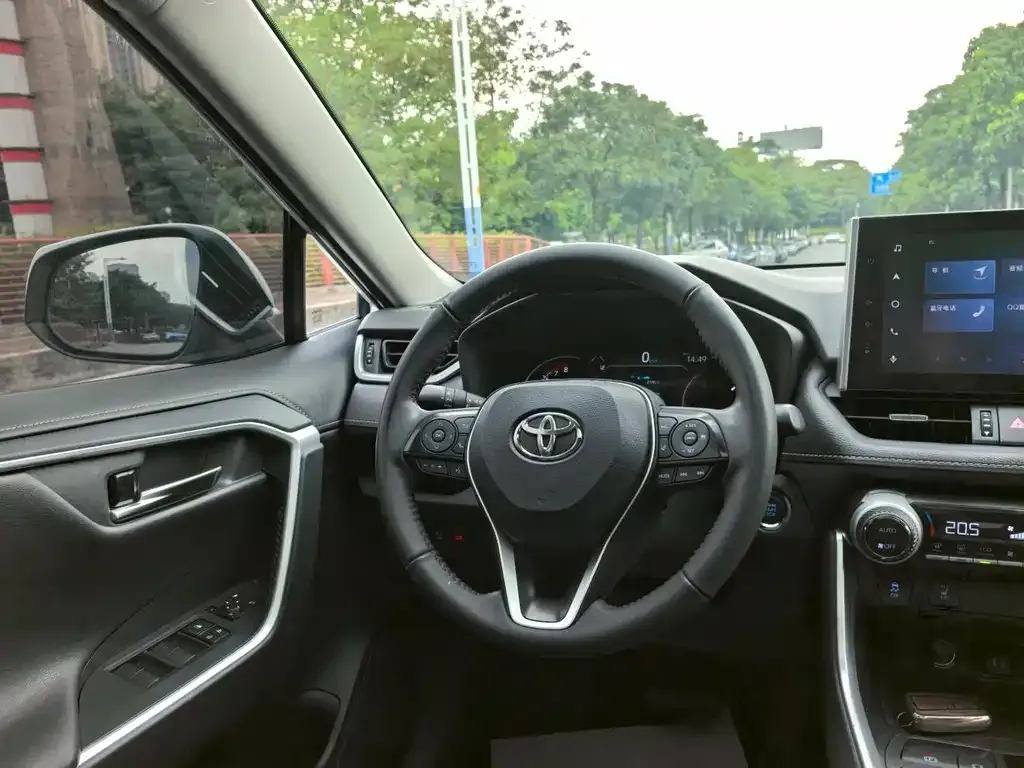 Toyota RAV4 — фото 5