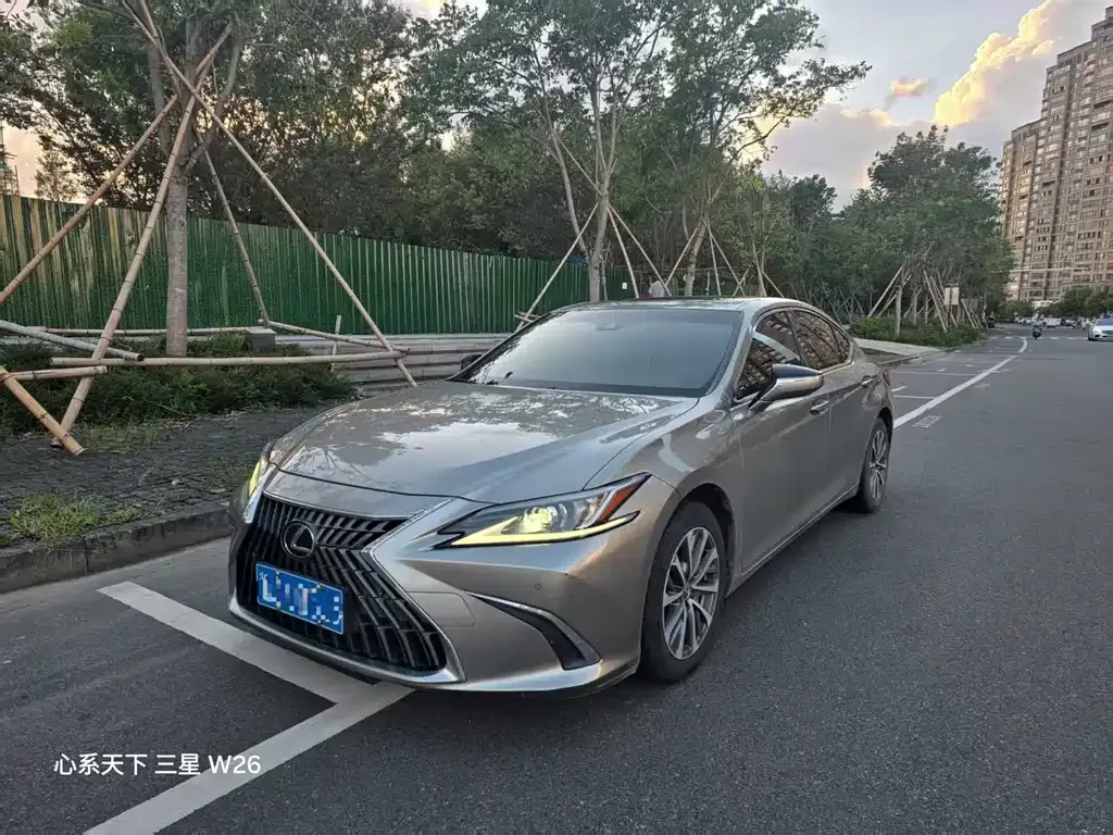 Lexus ES — фото 1