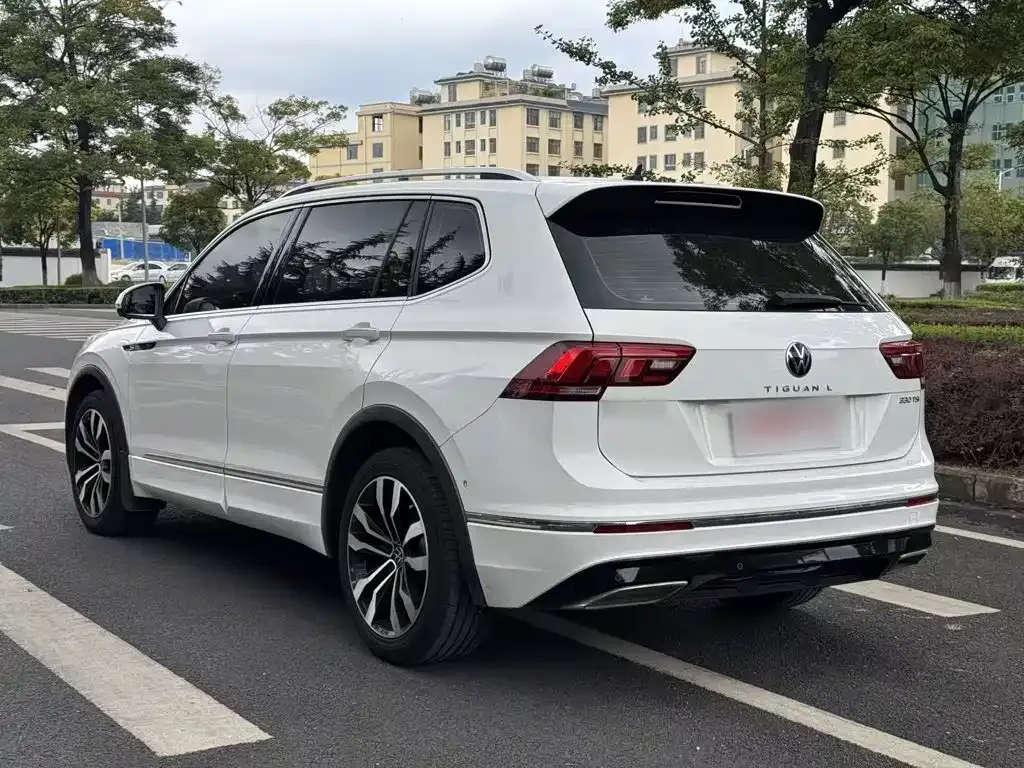 Volkswagen Tiguan L — фото 9