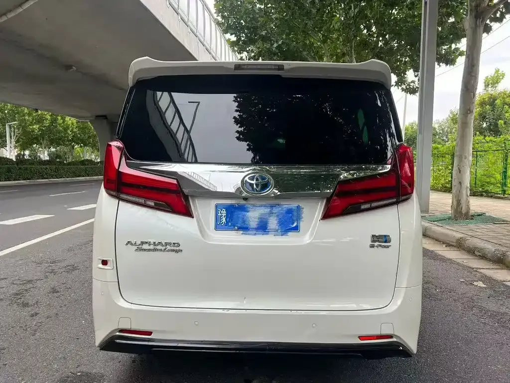 Toyota Alphard — фото 9