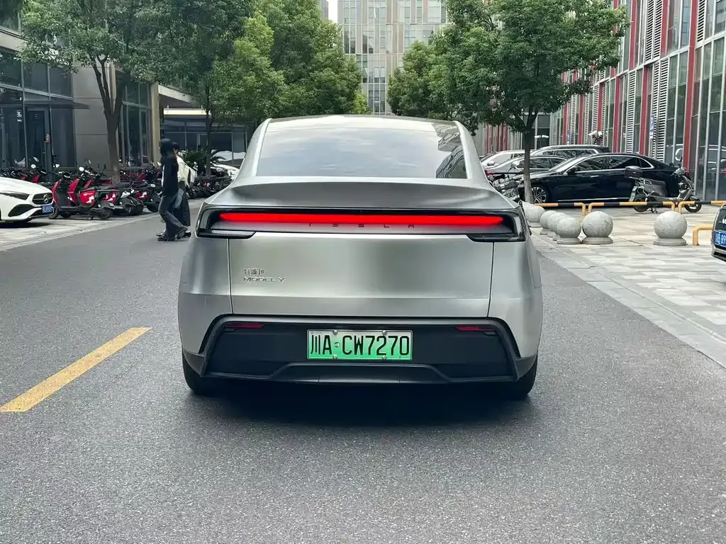 Tesla Model Y — фото 4