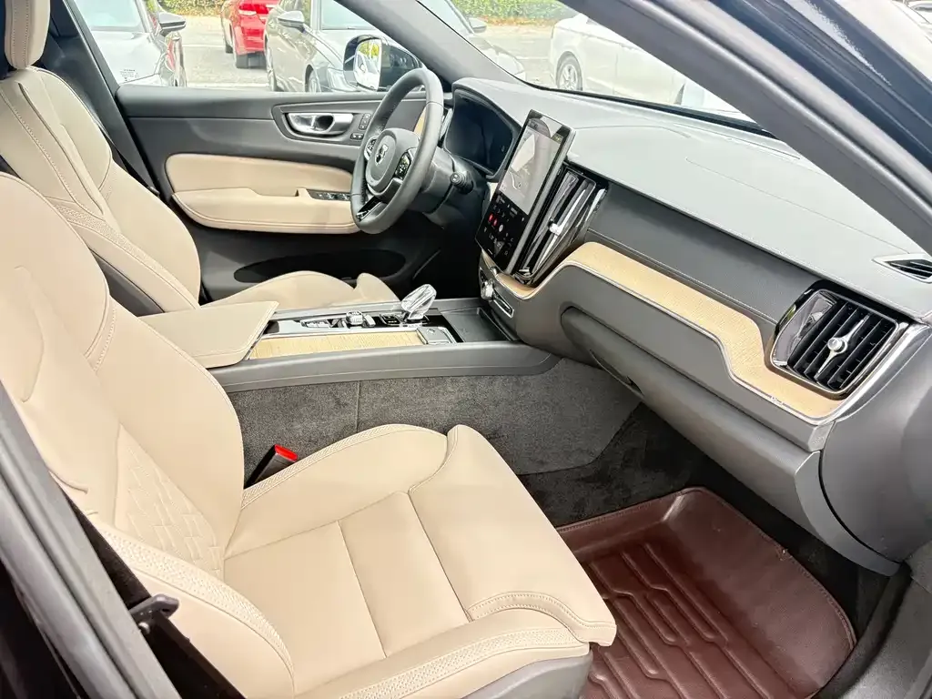 Volvo XC60 — фото 2